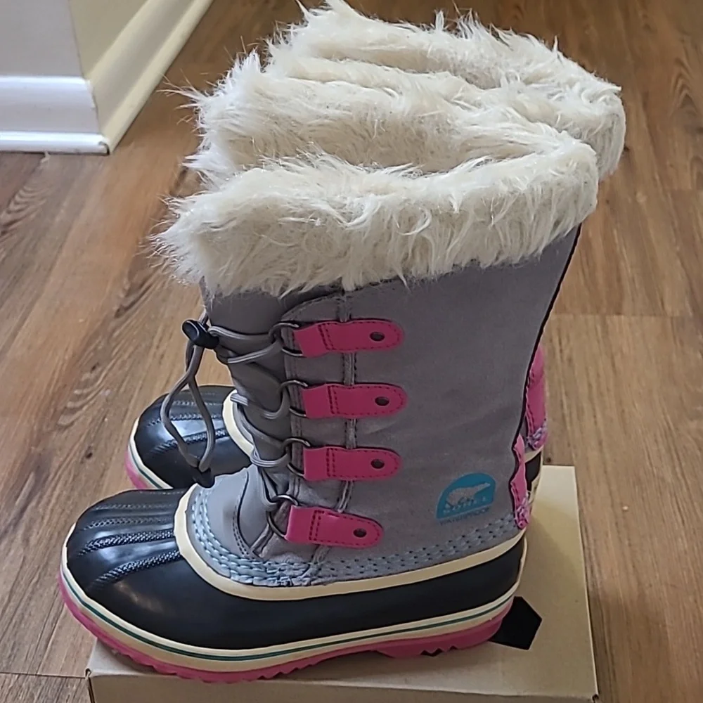 Sorel Gray and Pink Faux Fur Winter Bootsfor women zise‎ 3 used good condition.